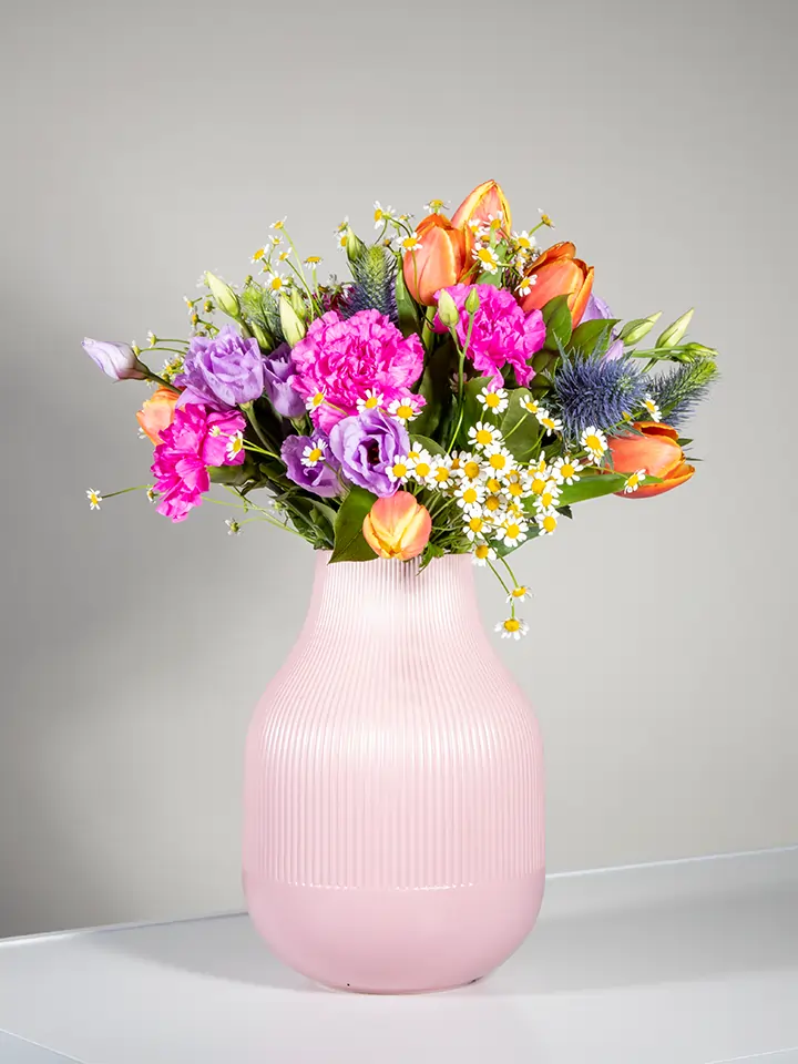 Bouquet tulipani arancio camomilla lisianthus lilla eryngium in vaso rosa